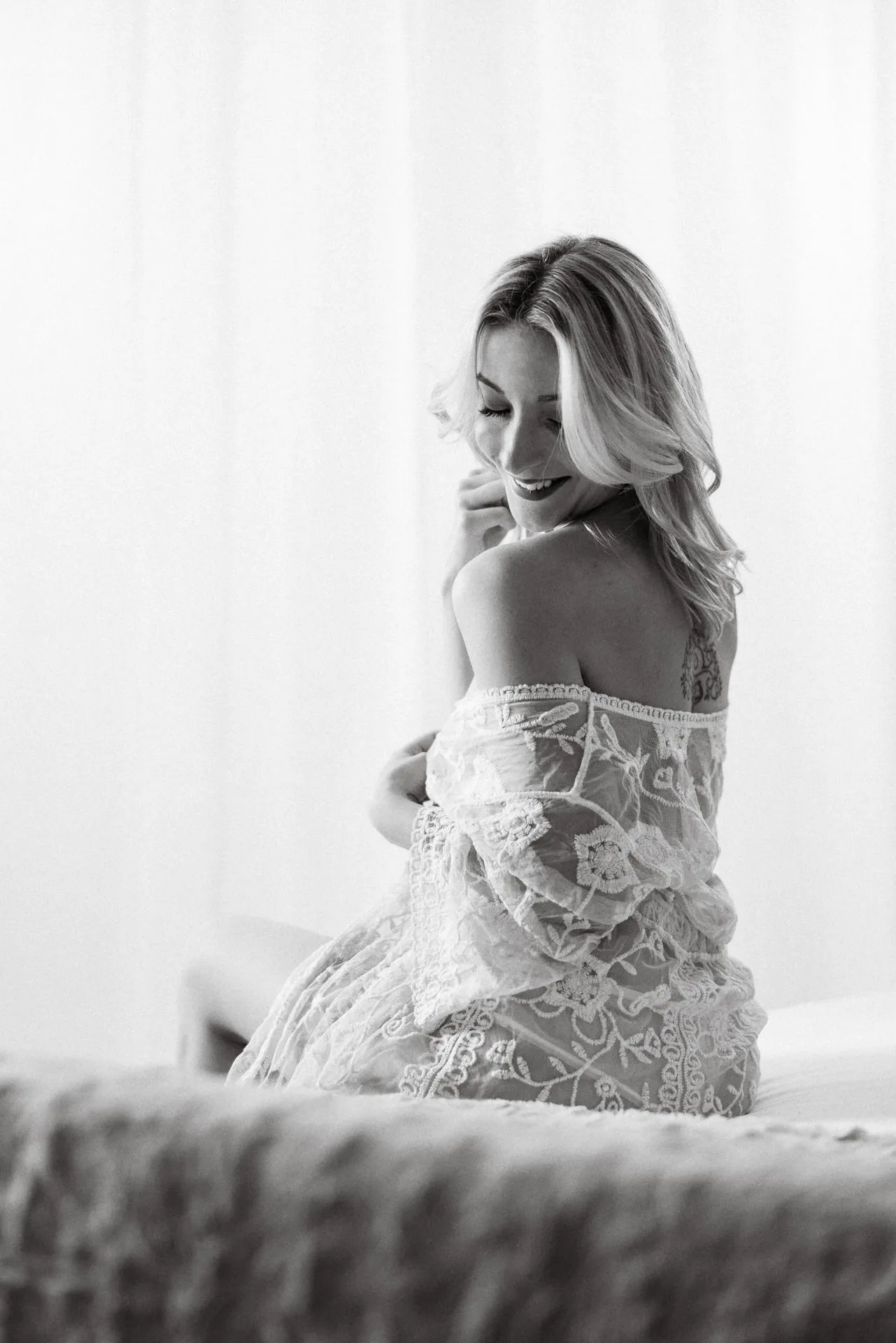 Bridal Boudoir für Bräute, elegante Aufnahme in weißer Spitze, Schafranek Studio Purgstall