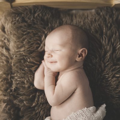 newbornshooting_lachen_bett